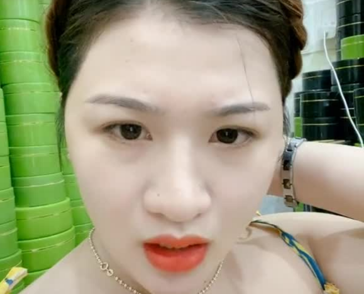 Cụ thể, chị Kim Thủy cho biết : "Anh Lộc chưa nhập hộ khẩu về đây do có khả năng không ở Nha Trang nữa. Khi mua xe không thể đứng tên được".