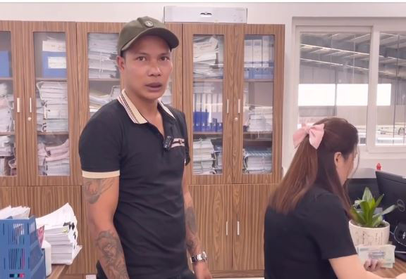 Cô phân trần thêm: "Thủy chưa từng nghĩ mình đi xe của anh Lộc, Thủy đi xe máy cũng được, không quan trọng vấn đề đi xe hơi. Nhưng vì anh Lộc không đứng tên được nên mới phải làm vậy".