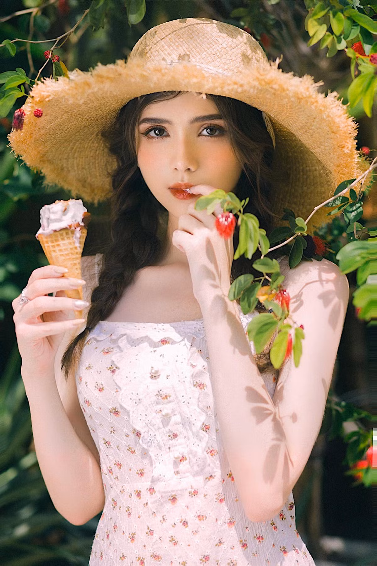 Sau khi ngừng học Đại học, Xuân Mai hiện đang thử sức với công việc mẫu ảnh và PR sản phẩm trên mạng xã hội.