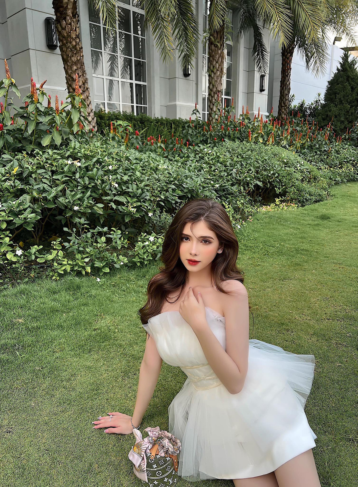 Xuân Mai sinh là cựu học sinh tại trường Quốc Tế Á Châu – Cơ sở Cộng Hòa. Không chỉ xinh đẹp mà cô còn là một cô gái có thành tích học tập nổi bật với 12 năm liền đạt danh hiệu học sinh giỏi, điểm phẩy lớp 12 lên tới 9.0.