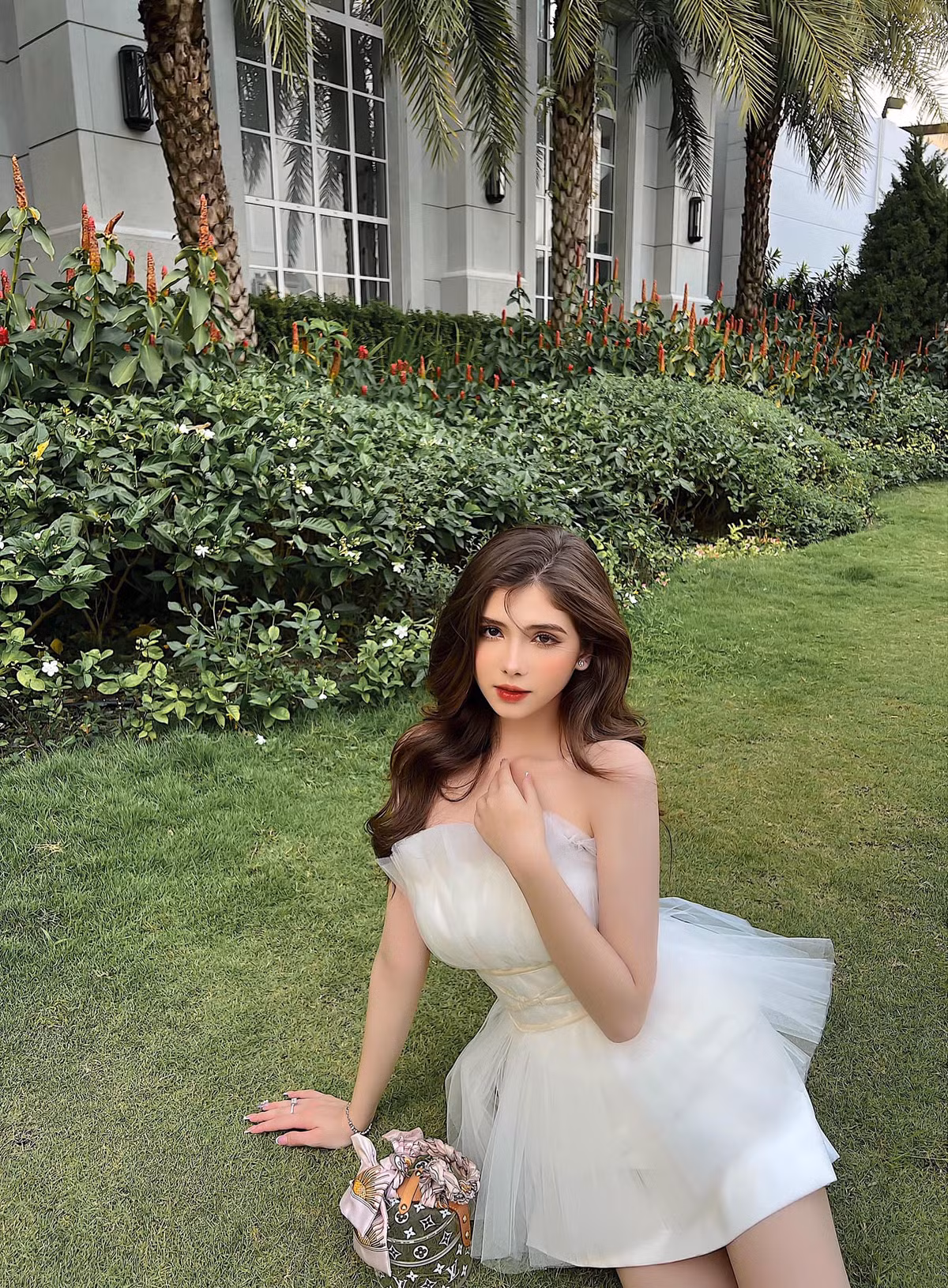 Xuân Mai sinh là cựu học sinh tại trường Quốc Tế Á Châu – Cơ sở Cộng Hòa. Không chỉ xinh đẹp mà cô còn là một cô gái có thành tích học tập nổi bật với 12 năm liền đạt danh hiệu học sinh giỏi, điểm phẩy lớp 12 lên tới 9.0.