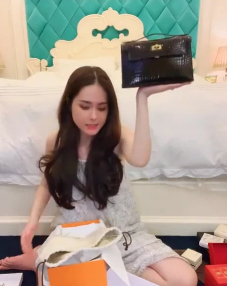 Điểm nhấn của màn "đập hộp" lần này lại đến từ thương hiệu Hermes. Món quà lần này mà Di Băng nhận được là một tiếc túi xách da cá sấu có giá 1.7 tỷ đồng.