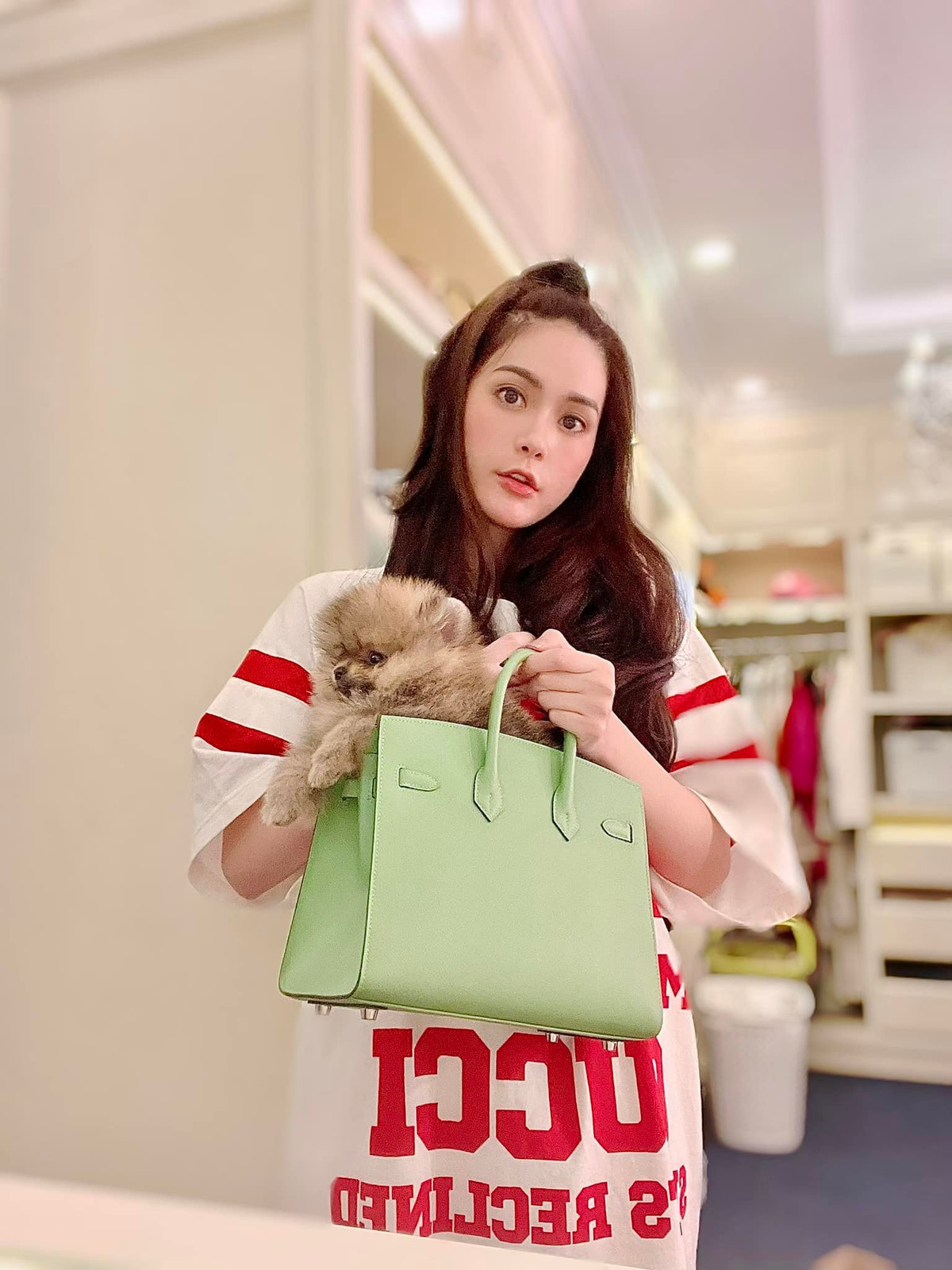 Tuy nhiên, theo chia sẻ của doanh nhân Quốc Vũ, vợ anh còn quái chiêu khi bắt mua thêm túi đựng chó đắt gấp đôi. Cô còn mua yếm đeo cổ hàng hiệu cho cún cưng giá 8 - 9 triệu đồng.