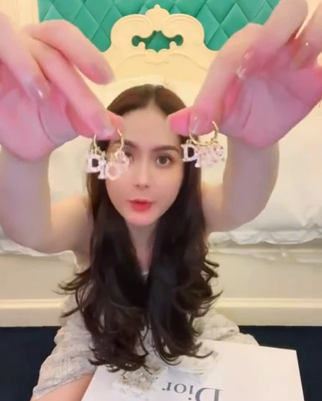 Màn đập hộp từng món quà của Đoàn Di Băng liên tiếp khiến neitzen đi từ bất ngờ này đến bất ngờ khác. Bởi lẽ những món đồ cô được tặng đều có giá trị đắt đỏ.