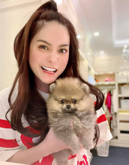 Ngoài ra, nhân dịp 8/3 vị doanh nhân còn tặng vợ thú cưng là chú chó Pomeranian, giá 52 triệu đồng.
