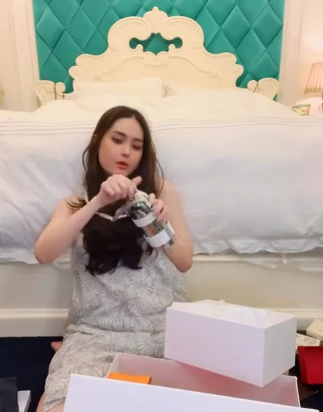 Món quà tiếp theo được cô đánh giá là "rất lạ" là chiếc bình đựng nước của Dior với giá 20 triệu đồng.