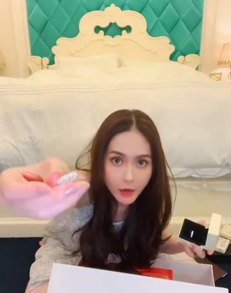 Sau đó, cô tiếp tục khui món quà cùng đến từ thương hiệu của chiếc nhẫn con rắn. Đây là đôi hoa tai đính kim cương. Nữ đại gia cho biết chúng có giá 190 triệu đồng.