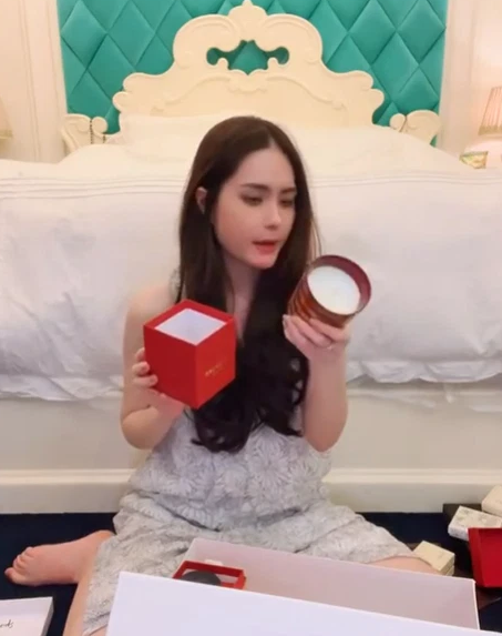 Trong số những món quà khủng mà Đoàn Di Băng nhận được có cây nến thơm do NTK Thái Công gửi tặng có giá hơn 10 triệu.