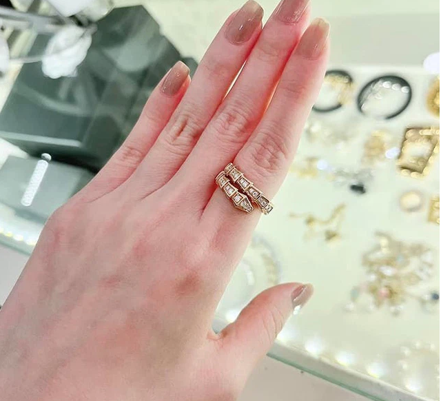 Món đồ thứ 3 là một chiếc nhẫn hình con rắn. Nữ đại gia cho biết đây "gần như là món quà rẻ nhất, giá chỉ có 26 triệu".