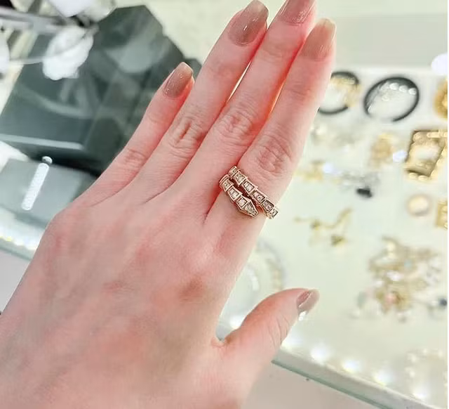 Món đồ thứ 3 là một chiếc nhẫn hình con rắn. Nữ đại gia cho biết đây "gần như là món quà rẻ nhất, giá chỉ có 26 triệu".