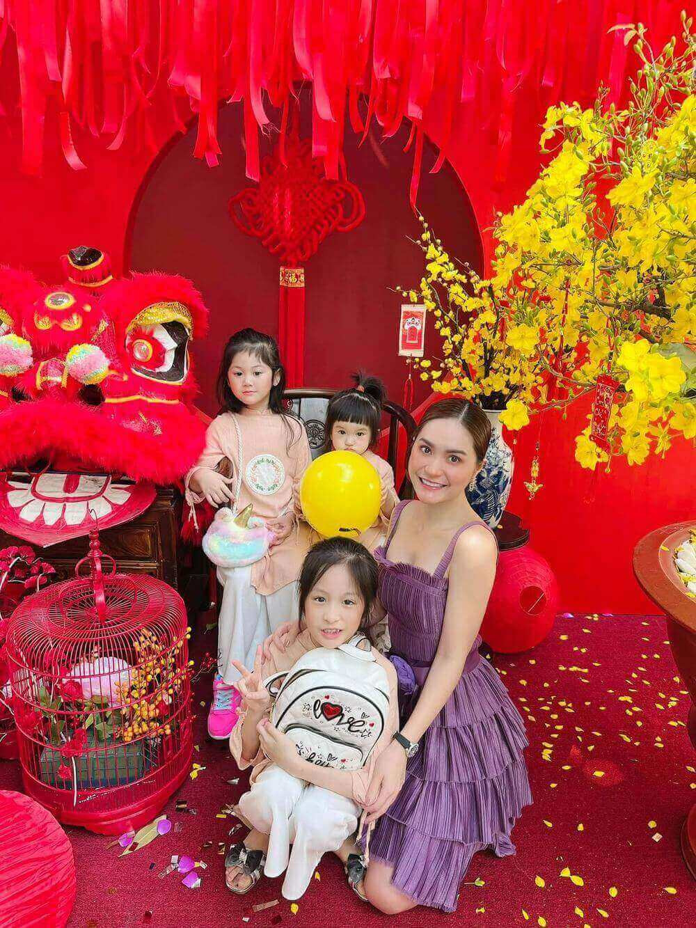 Gia đình Đoàn Di Băng có 3 cô công chúa luôn được bố mẹ lo lắng đủ đầy.