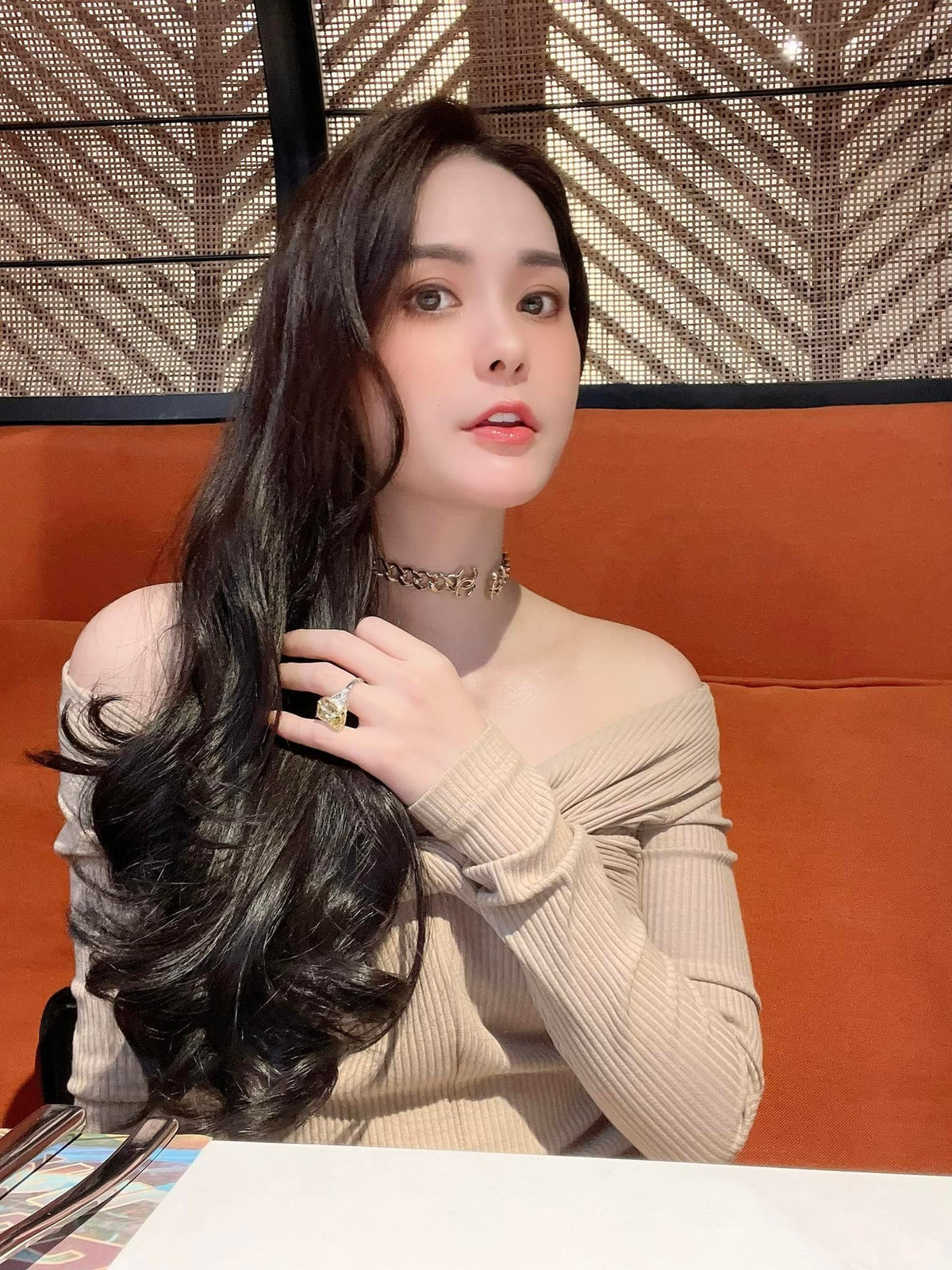 Nào là căn biệt thự 400 tỷ, nào quà sinh nhật triệu đô, nào tỷ nọ tỷ kia,...tất cả những tài sản trên của vợ chồng Đoàn Di Băng nghe thôi cũng đủ khiến cư dân mạng chóng mặt.