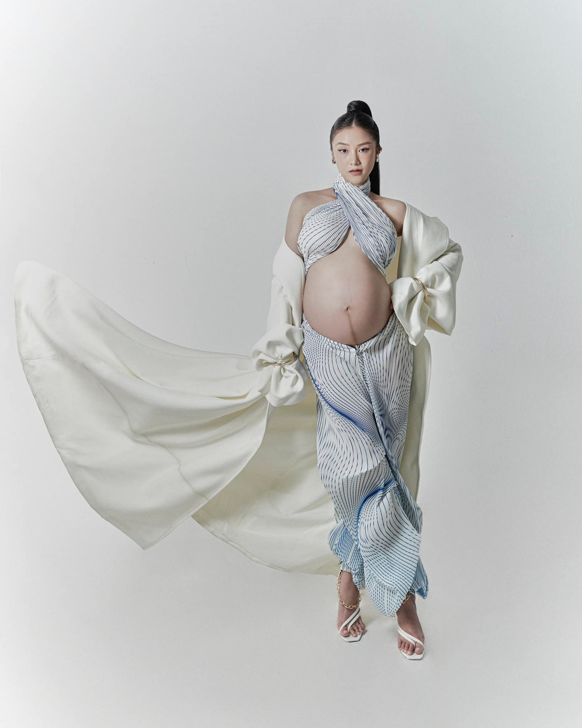 Trong mọi khung hình, mẹ bầu luôn rạng rỡ, thần thái tươi tắn khiến ai cũng mê.