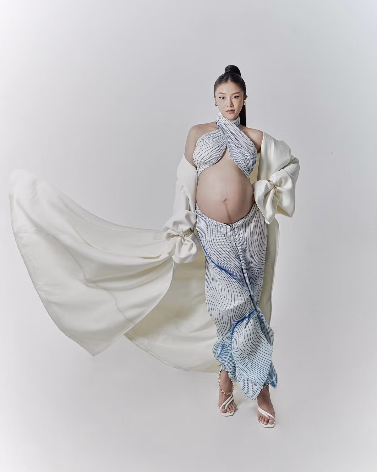 Trong mọi khung hình, mẹ bầu luôn rạng rỡ, thần thái tươi tắn khiến ai cũng mê.