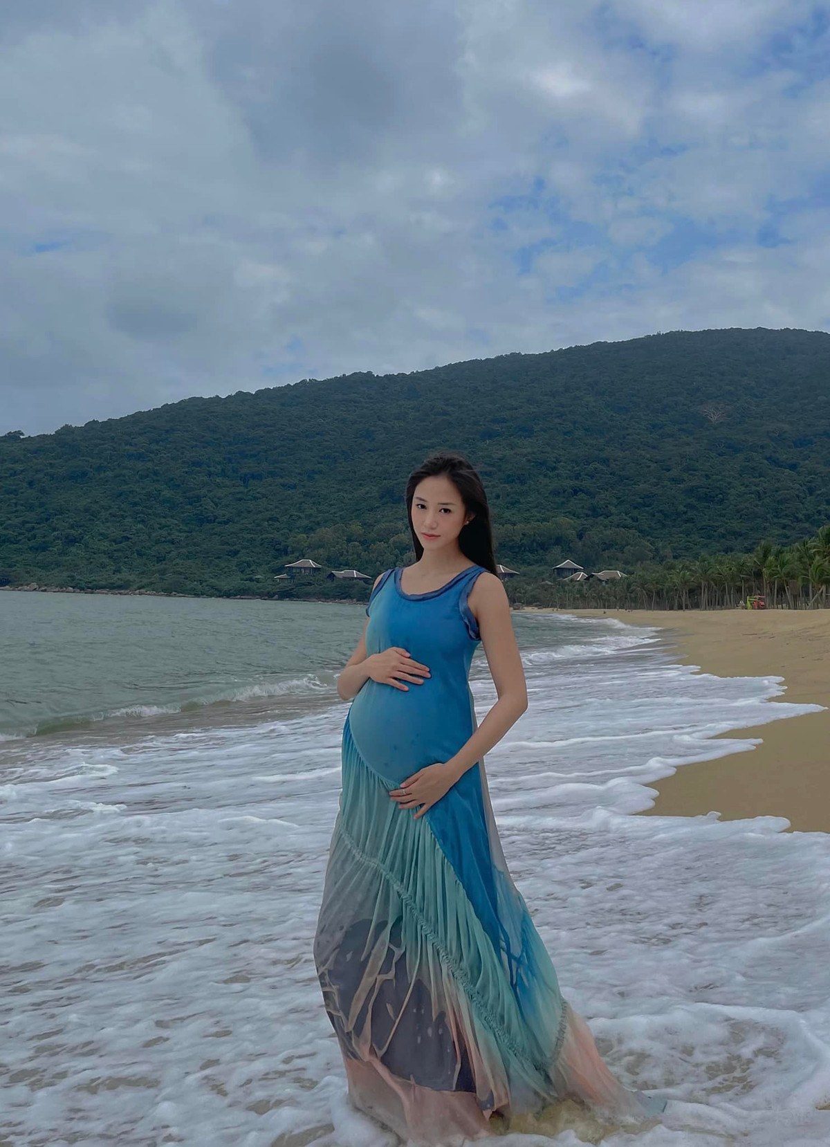 Hải Long sinh ra trong một gia đình bề thế, có nhiều cơ sở kinh doanh may mặc. Anh thường đăng ảnh lái xe đắt tiền, dùng đồ xa xỉ trên trang cá nhân. Ảnh: FBNV