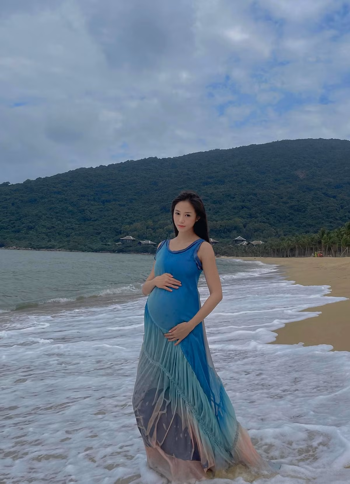 Hải Long sinh ra trong một gia đình bề thế, có nhiều cơ sở kinh doanh may mặc. Anh thường đăng ảnh lái xe đắt tiền, dùng đồ xa xỉ trên trang cá nhân. Ảnh: FBNV