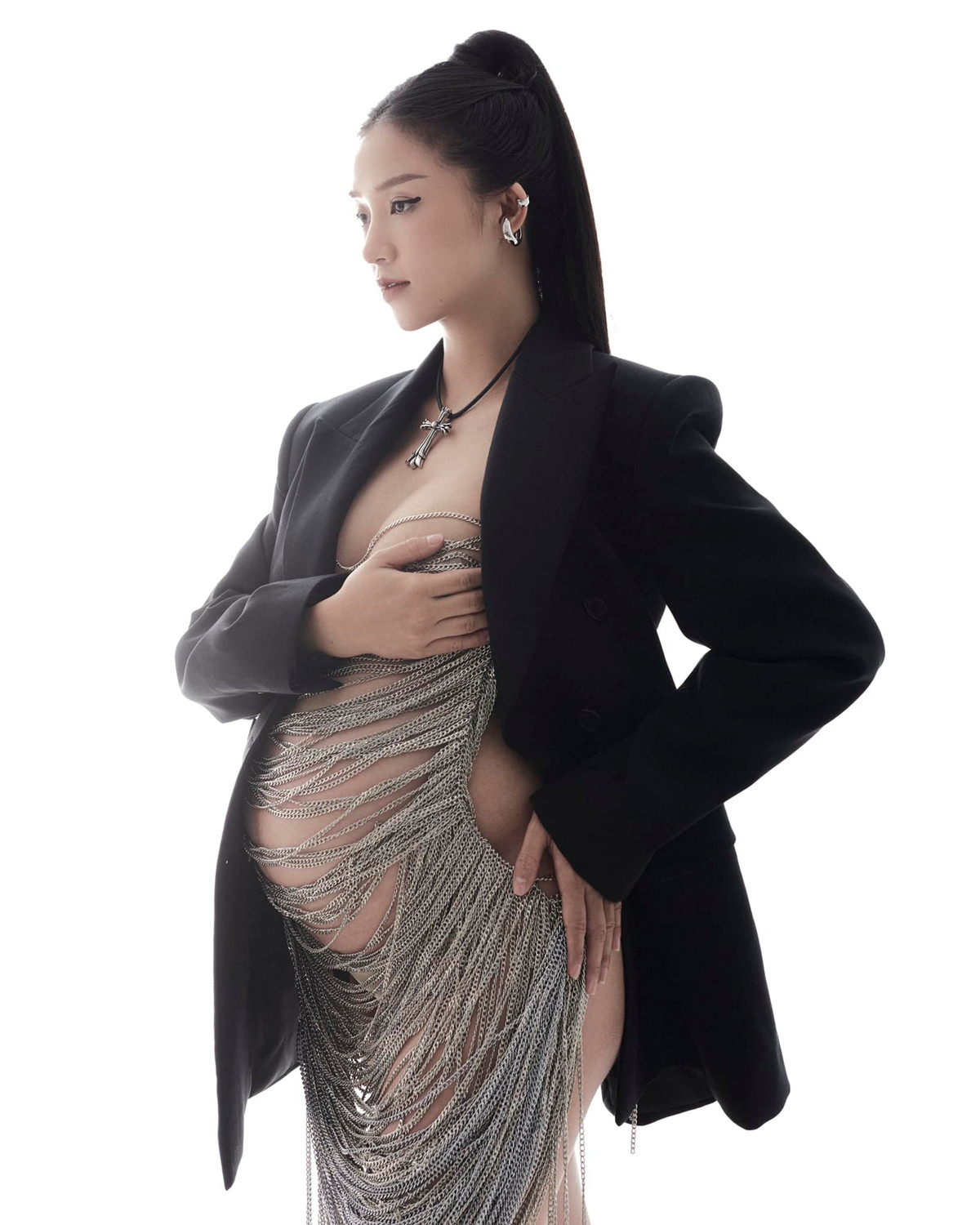 Mới đây, mỹ nhân sinh năm 1992 "gây sốt" khi tiếp tục công khai ảnh bầu bì. Salim ưa chuộng phong cách khoe triệt để vẻ đẹp quyến rũ với những biểu cảm, thần thái hút hồn.