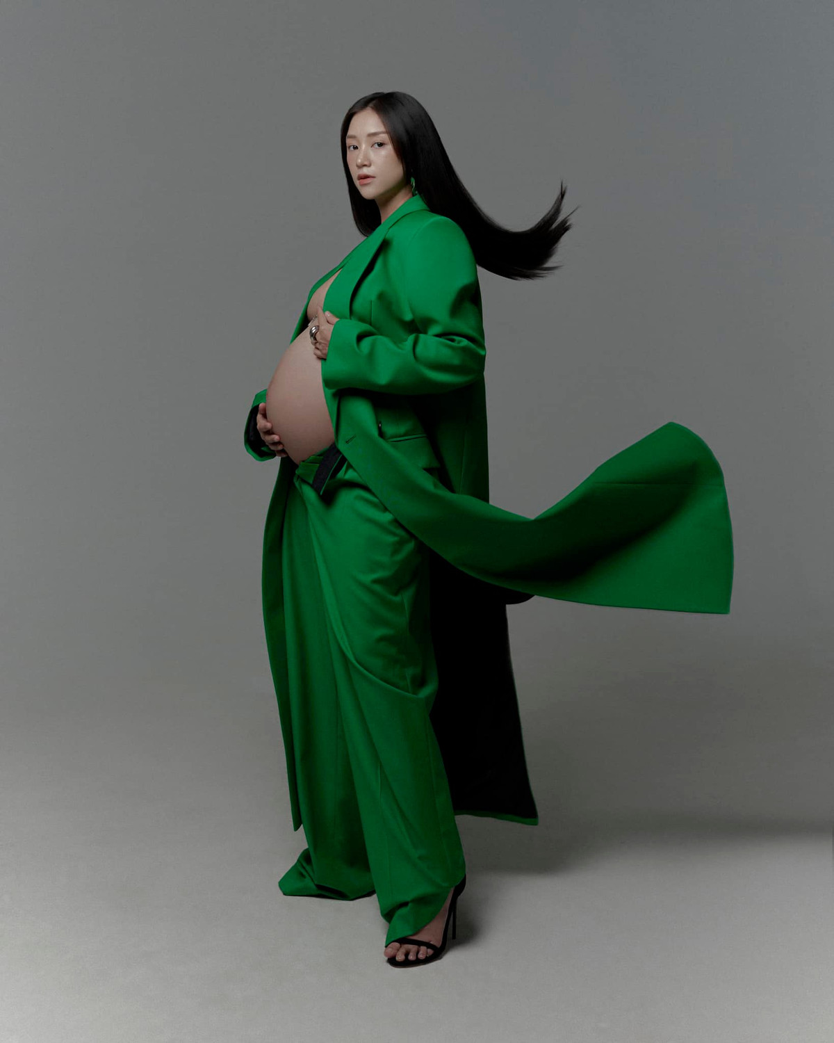 Dù đang ở những ngày cuối của thai kỳ, Salim không bị phát tướng hay vỡ nét quá nhiều mà vẫn vô cùng xinh đẹp.