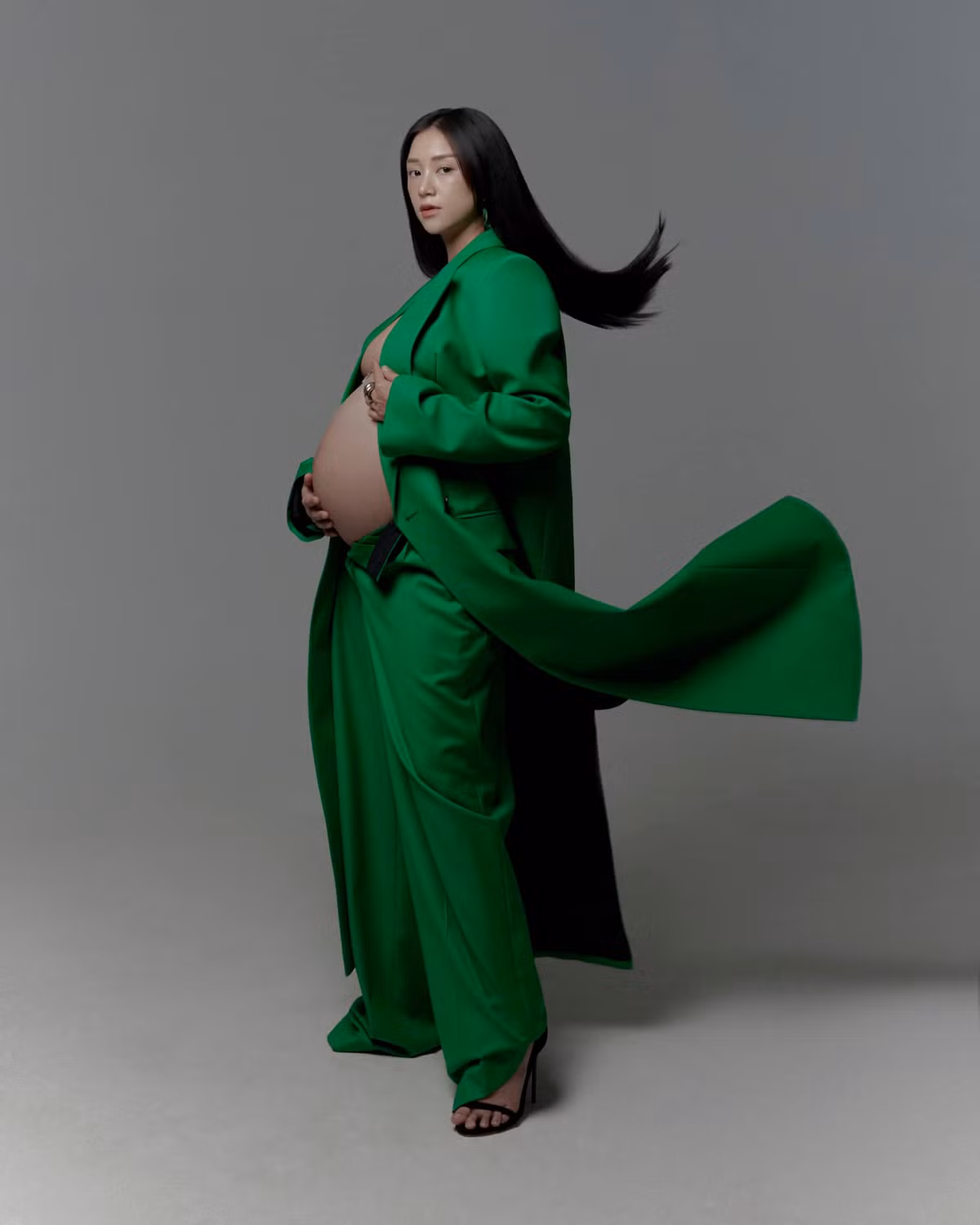 Dù đang ở những ngày cuối của thai kỳ, Salim không bị phát tướng hay vỡ nét quá nhiều mà vẫn vô cùng xinh đẹp.