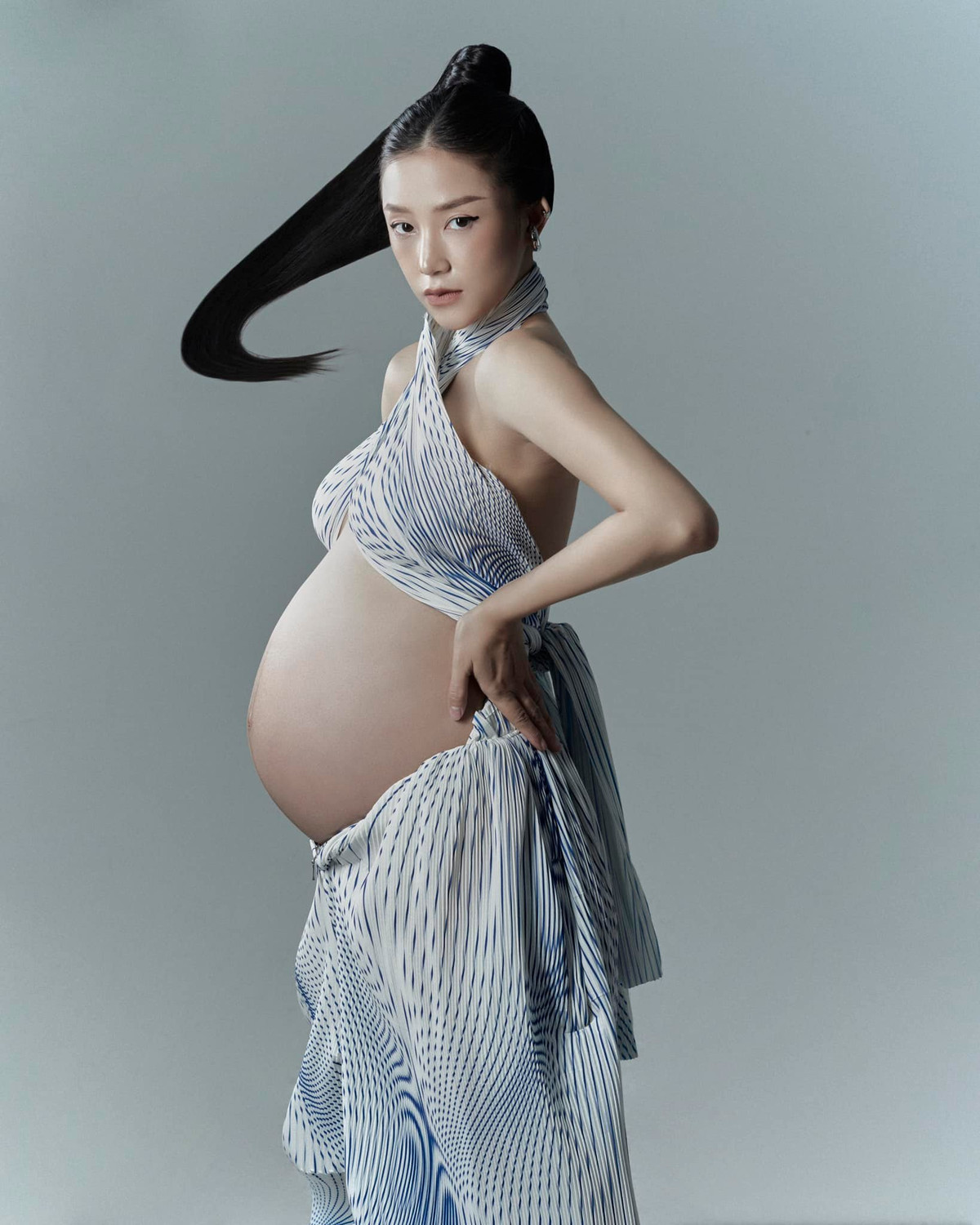 Hình ảnh mới của Salim vô tình khiến netizen cảm thấy "nhức mắt" bởi trang phục "mặc như không", người đẹp khoe trọn vẹn đường cong táo bạo khi được lên chức mẹ.