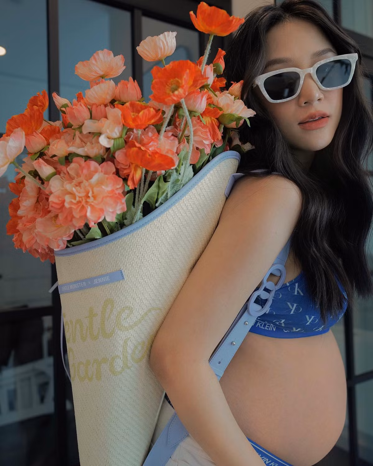 Trong thời kỳ mang thai, hot girl Salim chăm chỉ tạo dáng, chụp ảnh khoe bụng bầu vô cùng đẹp và gợi cảm.