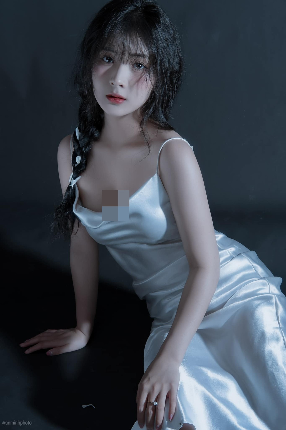 Với mái tóc tết bím bồng bềnh, làn da trắng mịn, bờ môi mọng đỏ Quỳnh Alee khiến cư dân mạng mê mẩn bởi vẻ dịu dàng hiếm thấy.