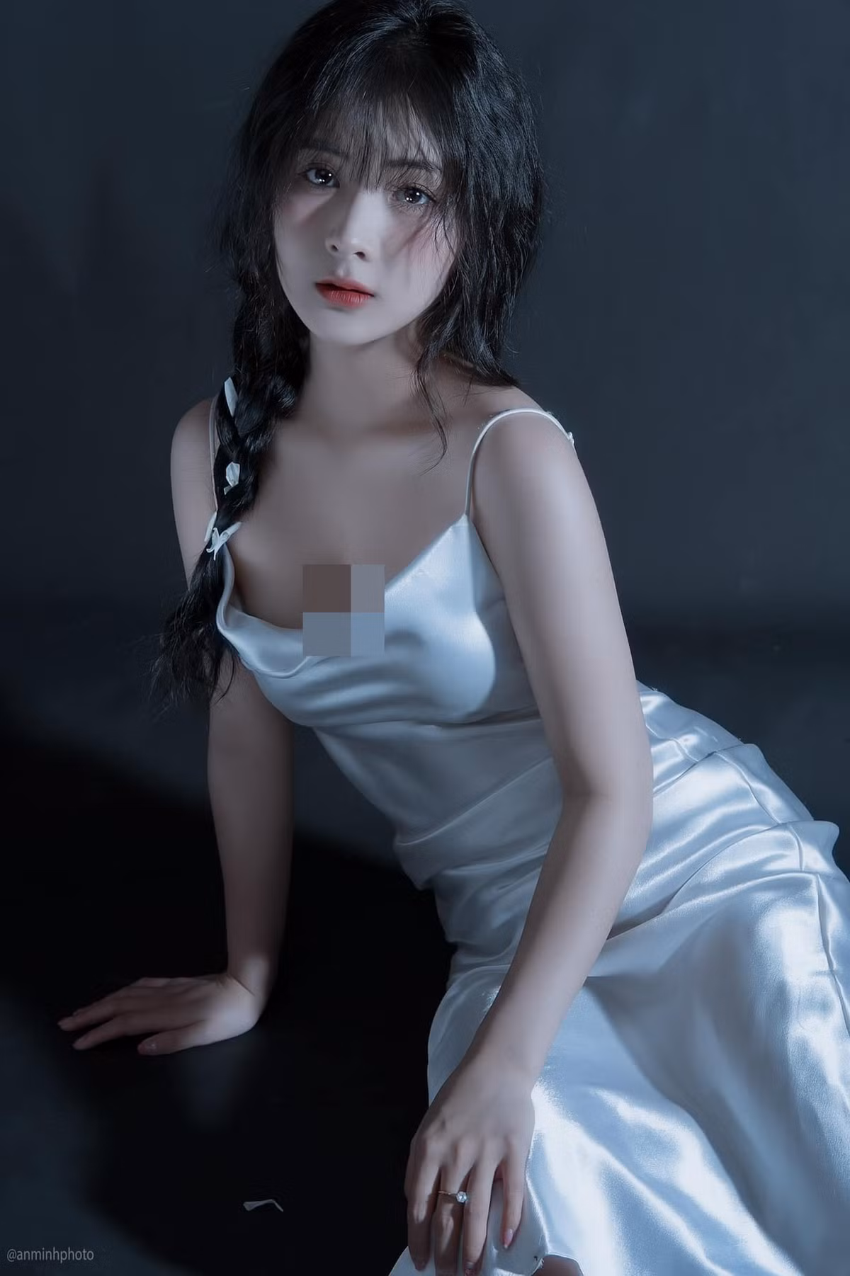 Với mái tóc tết bím bồng bềnh, làn da trắng mịn, bờ môi mọng đỏ Quỳnh Alee khiến cư dân mạng mê mẩn bởi vẻ dịu dàng hiếm thấy.