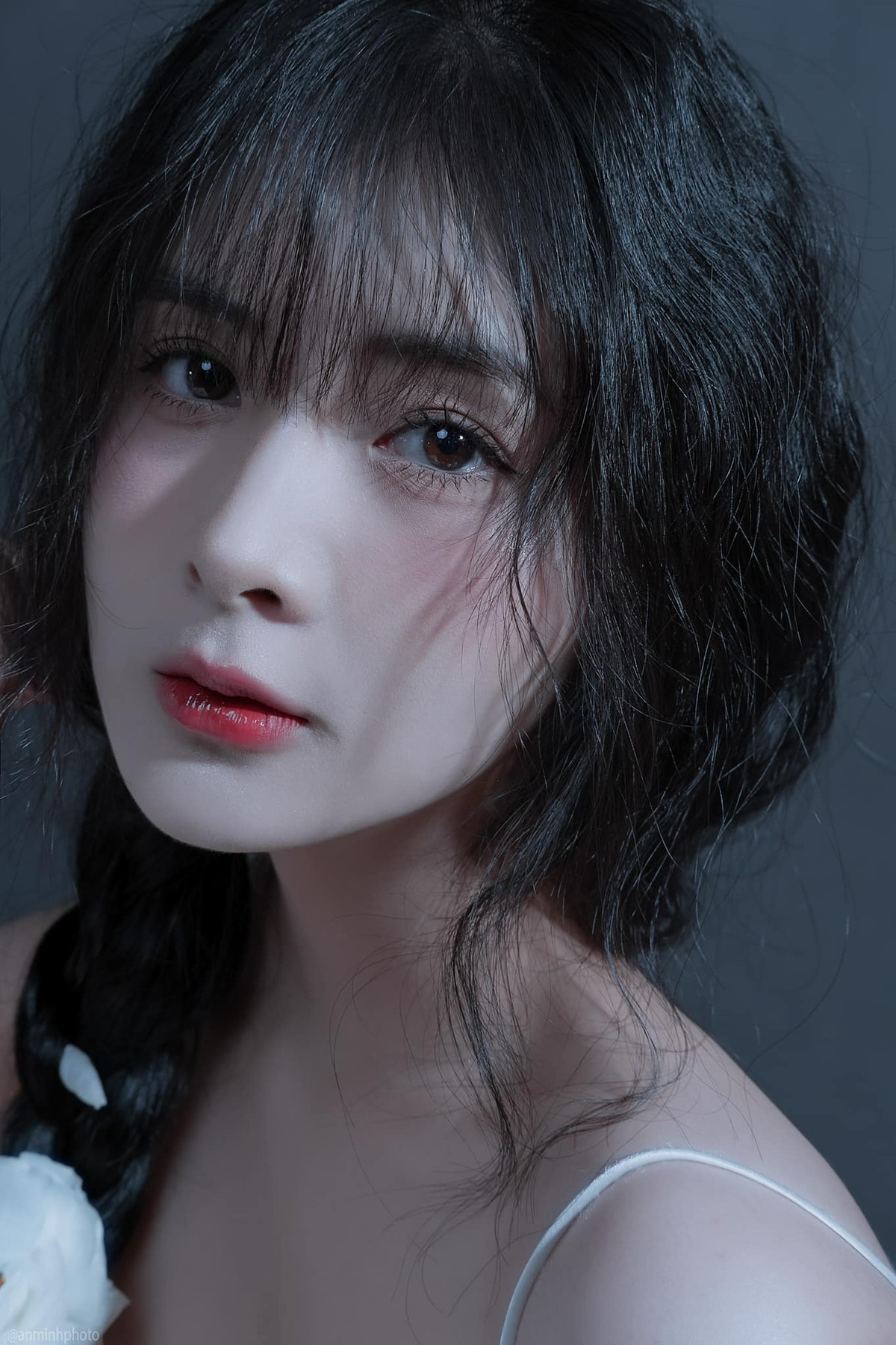 Khi mặc trang phục không có xu hướng khoe vòng 1 thì nữ streamer lại toát lên vẻ trong trẻo đúng chuẩn nàng thơ.