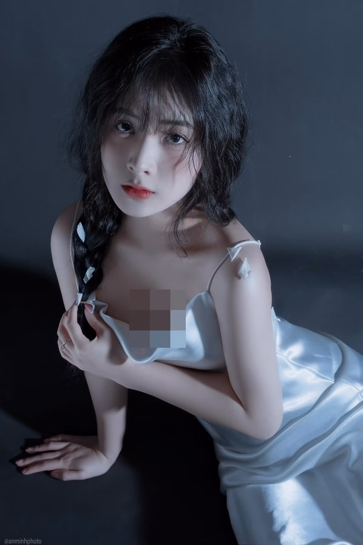 Tận dụng hết góc nghiêng nổi bật: sống mũi cao, đôi mắt hai mí long lanh, đặc biệt là làn da trắng nõn nà, nữ streamer càng trở nên mong manh và trong sáng hơn bao giờ hết.