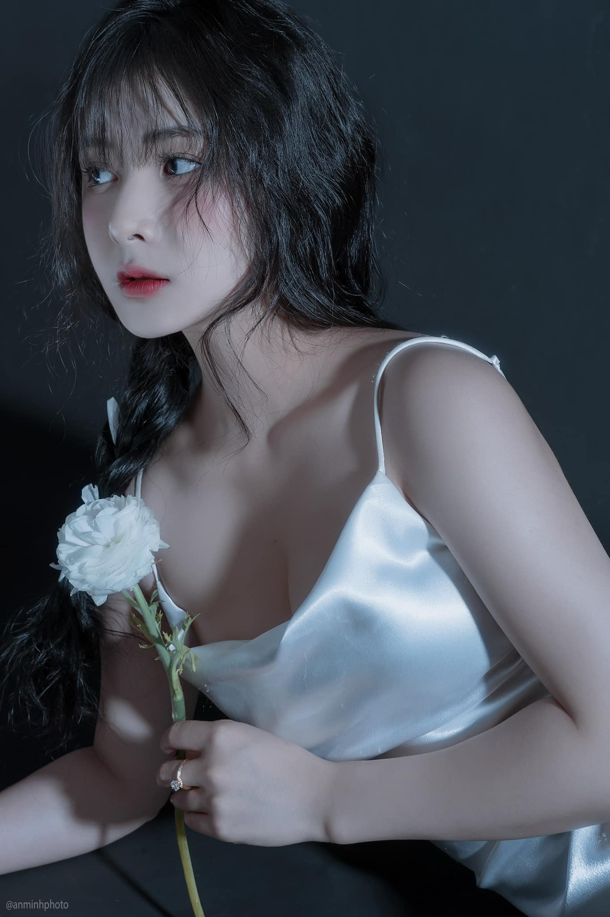 Tuy nhiên mới đây, nàng hot girl này đăng tải trên trang cá nhân bộ ảnh với phong cách kín đáo bất ngờ, hóa thân thành tiểu thư đẹp đến nao lòng.