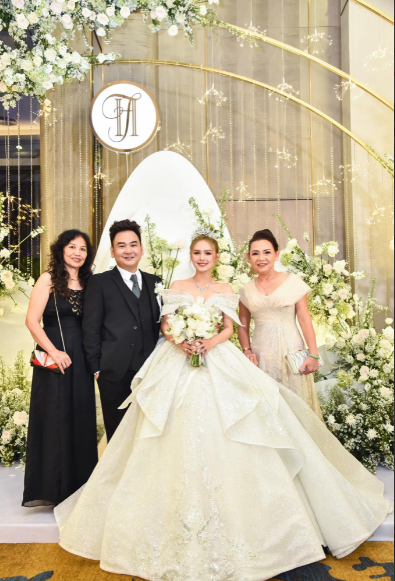 Xoài Non là một trong những nàng dâu hào môn may mắn nhất vì luôn được gia đình chồng và mẹ chồng yêu thương hết mực khiến nhiều người phải ghen tị.