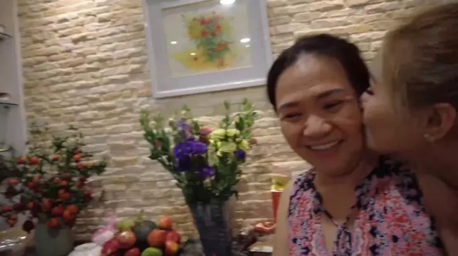 Trước đó, trong một vlog Xoài Non cũng vô cùng thân thiết với mẹ chồng. Đáng chú ý nhất là phát ngôn của mẹ chồng lúc Xoài Non hỏi về cảm nhận khi được cùng con dâu đón Tết. Mẹ Xemesis nhận xét: "Vui. Rất là hạnh phúc".