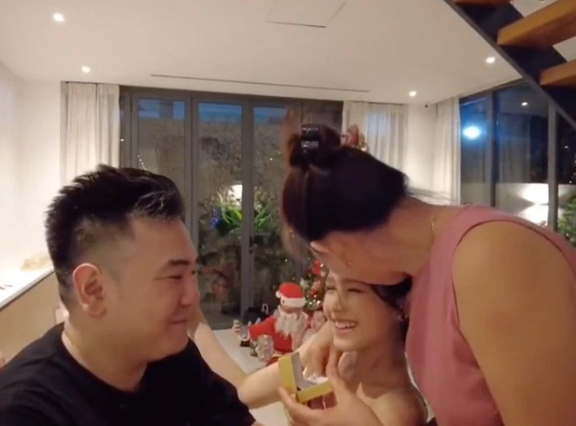 Hành động cảm ơn và ôm hôn Xoài Non của mẹ Xemesis một lần nữa chứng minh mối quan hệ mẹ chồng - nàng dâu tốt đẹp.