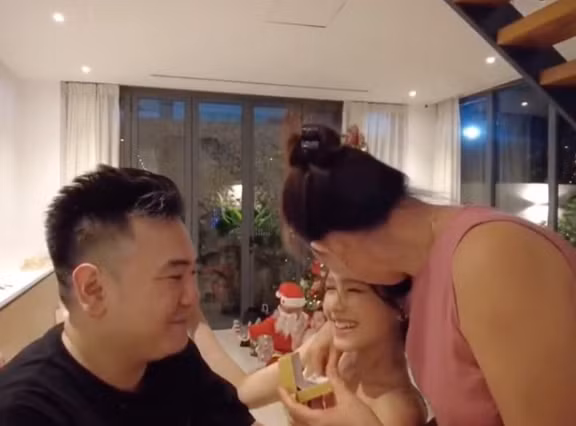 Hành động cảm ơn và ôm hôn Xoài Non của mẹ Xemesis một lần nữa chứng minh mối quan hệ mẹ chồng - nàng dâu tốt đẹp.