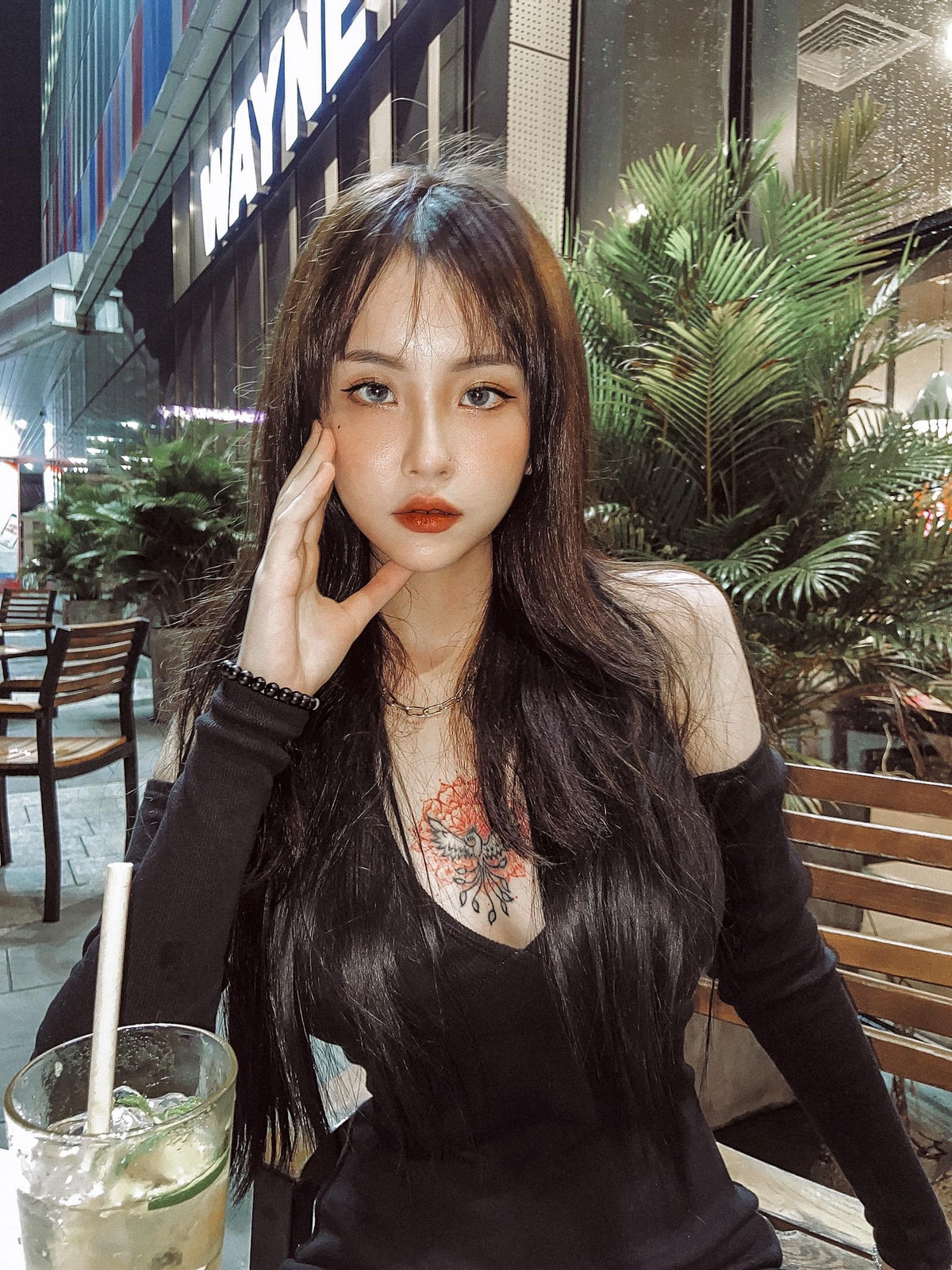 Nhã Trân sở hữu một gương mặt xinh đẹp với sống mũi cao, đôi mắt to tròn và nụ cười tỏa nắng.