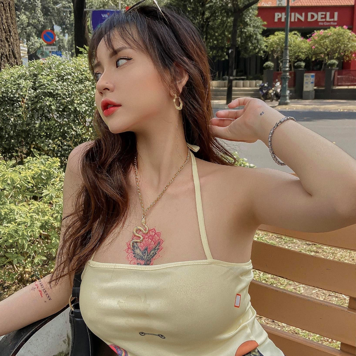 Nhã Trân từng chia sẻ, hình xăm này không mang ý nghĩa gì đặc biệt. Mọi ý tưởng đều xuất phát từ sở thích của cô nàng.