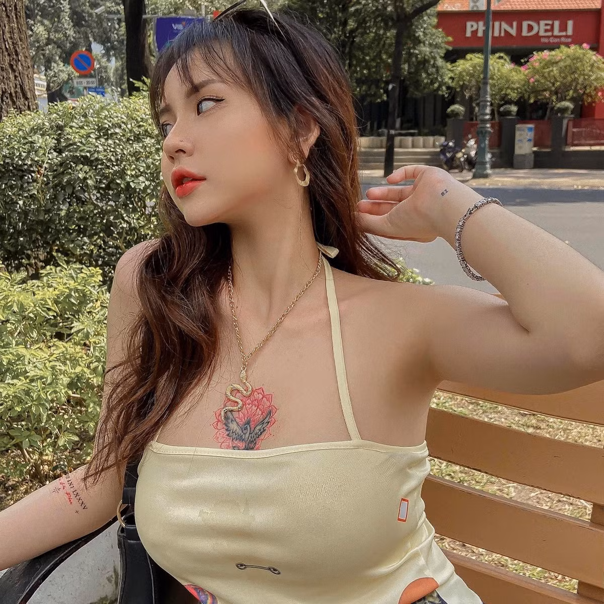 Nhã Trân từng chia sẻ, hình xăm này không mang ý nghĩa gì đặc biệt. Mọi ý tưởng đều xuất phát từ sở thích của cô nàng.