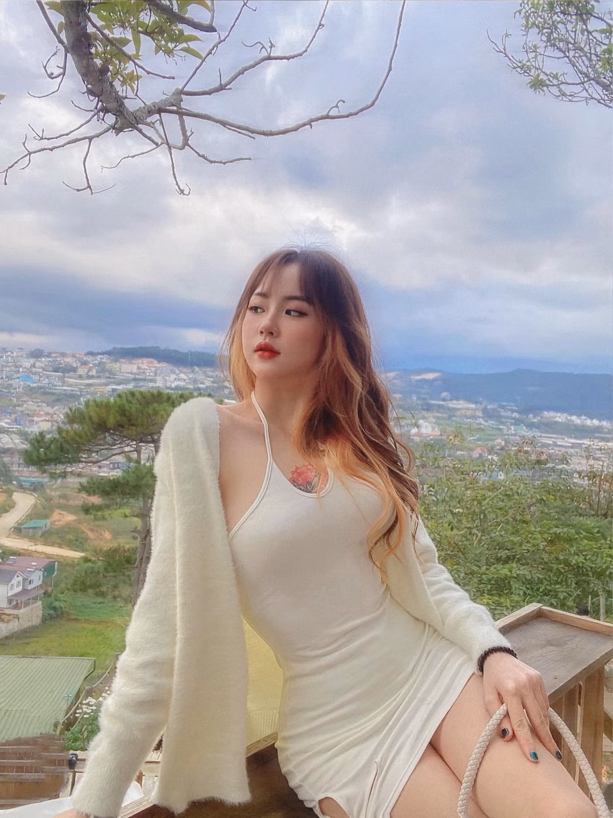 Hot girl 2K này gây chú ý khi sở hữu hình xăm lớn trước ngực. Hình xăm ở vị trí nhạy cảm khiến cô trở nên đặc biệt hơn trong mắt người đối diện.