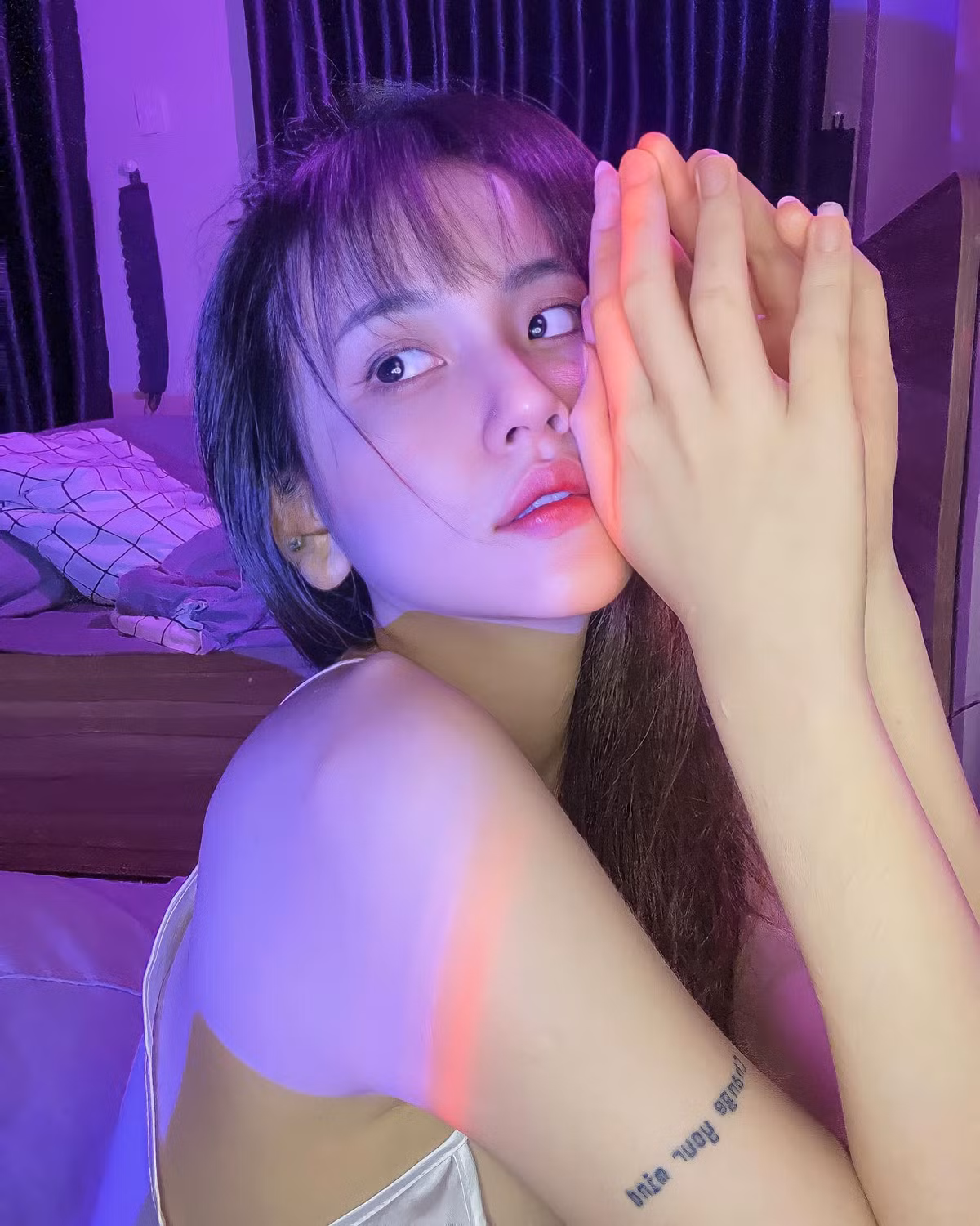 Gái xinh nổi tiếng không ngại khoe khéo hình xăm của mình trong mỗi khung hình.