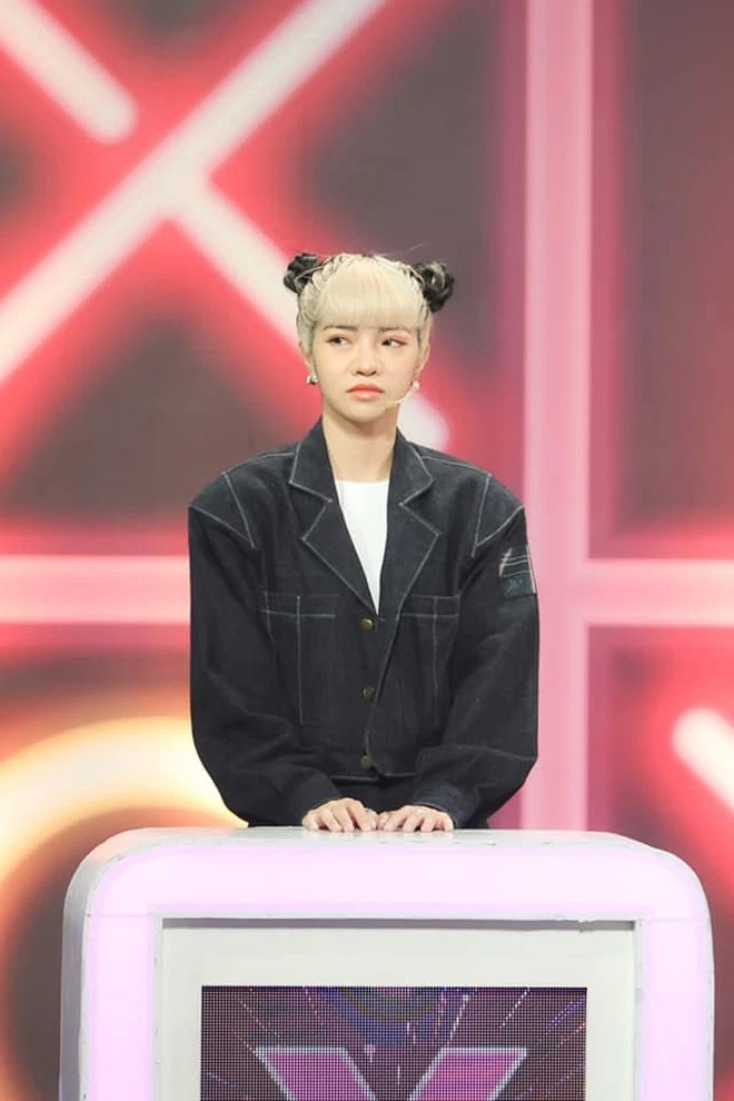 Một số khán giả đã chỉ ra rằng nguyên nhân do góc máy và ánh sáng khiến nữ TikToker bị "dìm hàng" không mong muốn.