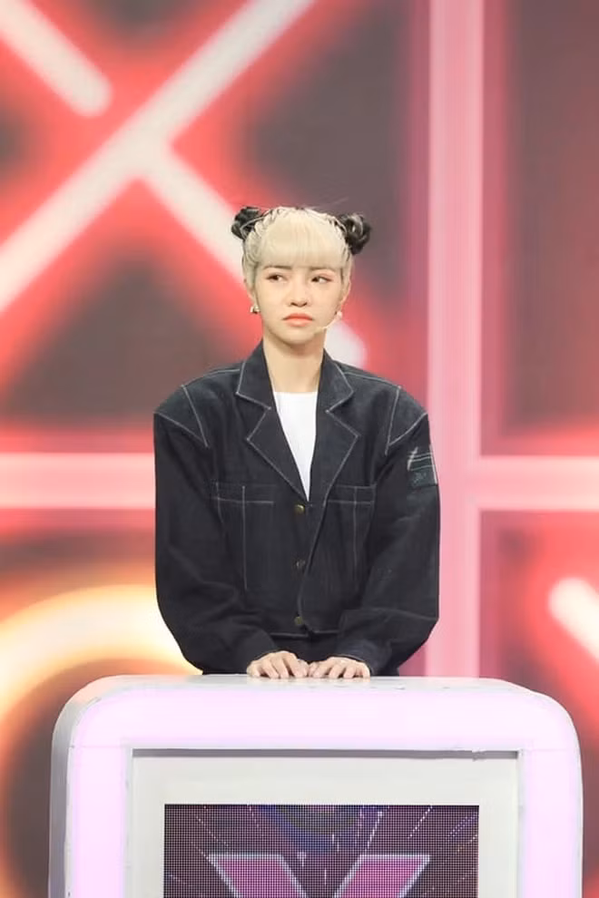 Một số khán giả đã chỉ ra rằng nguyên nhân do góc máy và ánh sáng khiến nữ TikToker bị "dìm hàng" không mong muốn.