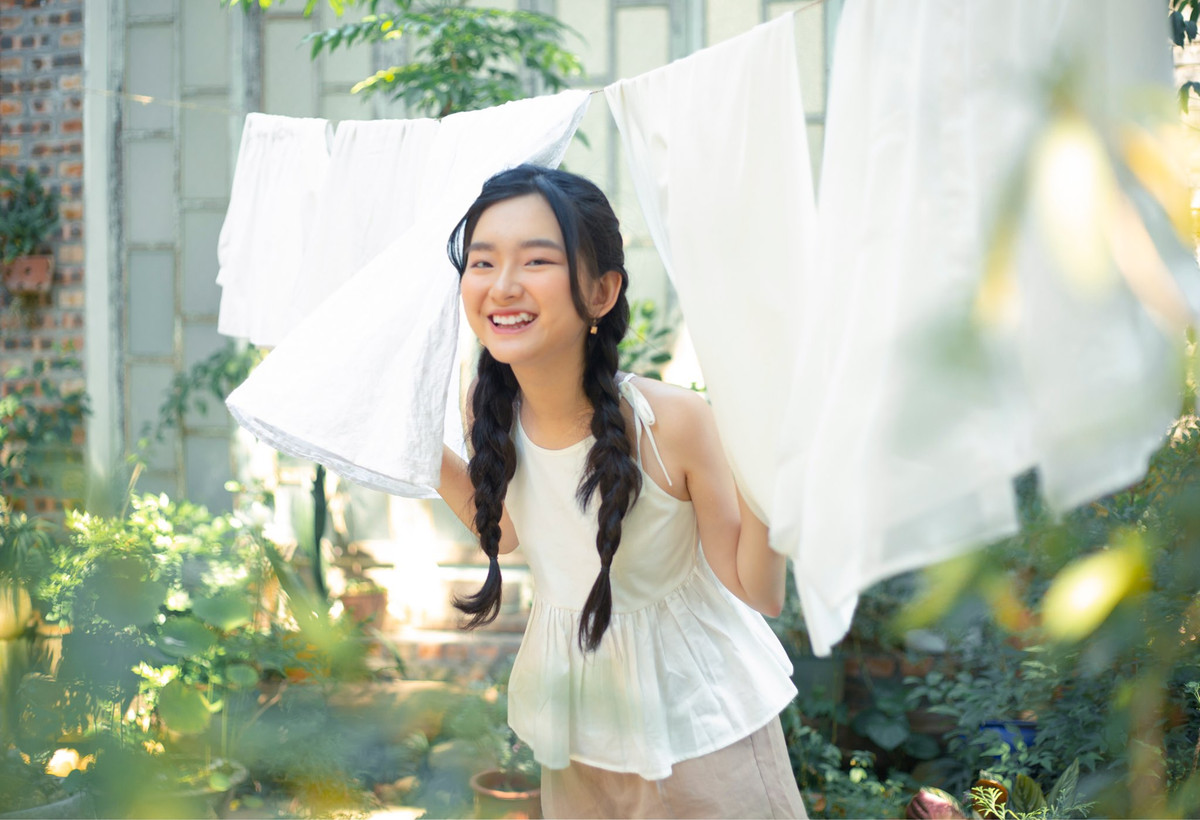 Được biết, gái xinh này vừa là sinh viên Khoa Chính trị quốc tế và Ngoại giao tại Học viện Ngoại giao, vừa là sinh viên ĐH Kinh doanh và Kinh tế quốc tế (Bắc Kinh, Trung Quốc).