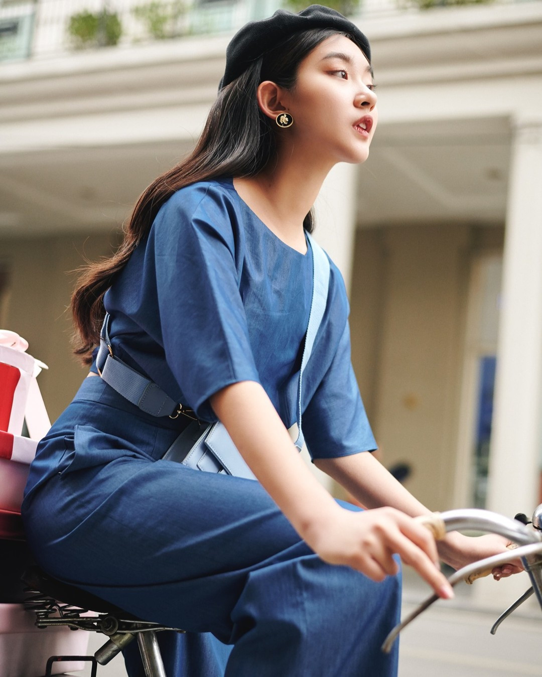 Cô từng xuất sắc đứng trong top 15 Thủ lĩnh sinh viên Học viện Ngoại giao 2020. Tại Trung Quốc, cô cũng là sinh viên có thành tích cao nhất nhì trong lớp.