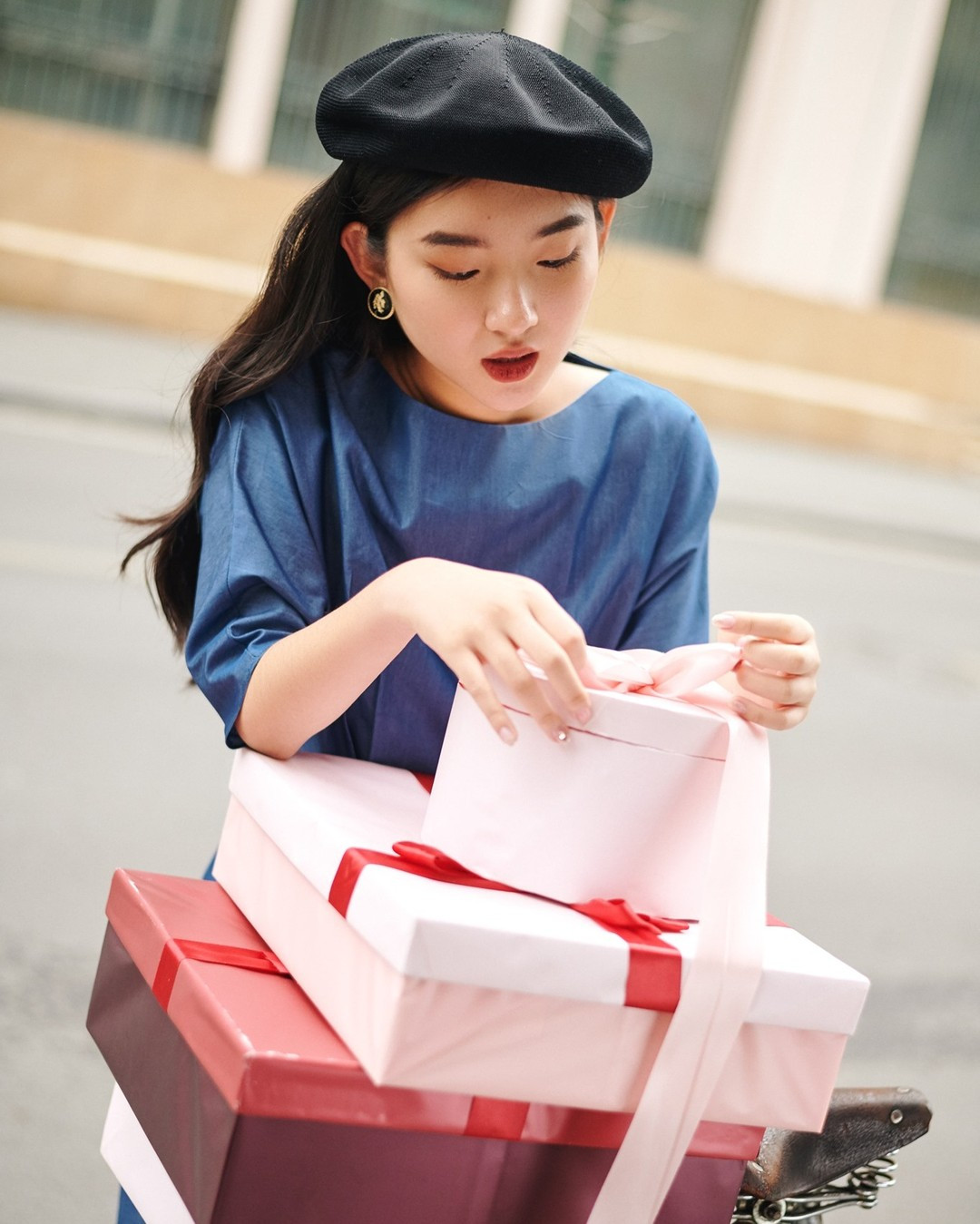 Tuy thời gian học hai bên sát nhau nhưng Trang vẫn tranh thủ thời gian rảnh để đi làm thêm như làm mẫu ảnh, làm trong câu lạc bộ về đối ngoại, phiên dịch online,... để vừa có thêm thu nhập cá nhân, vừa tích lũy thêm nhiều kiến thức từ mỗi công việc.