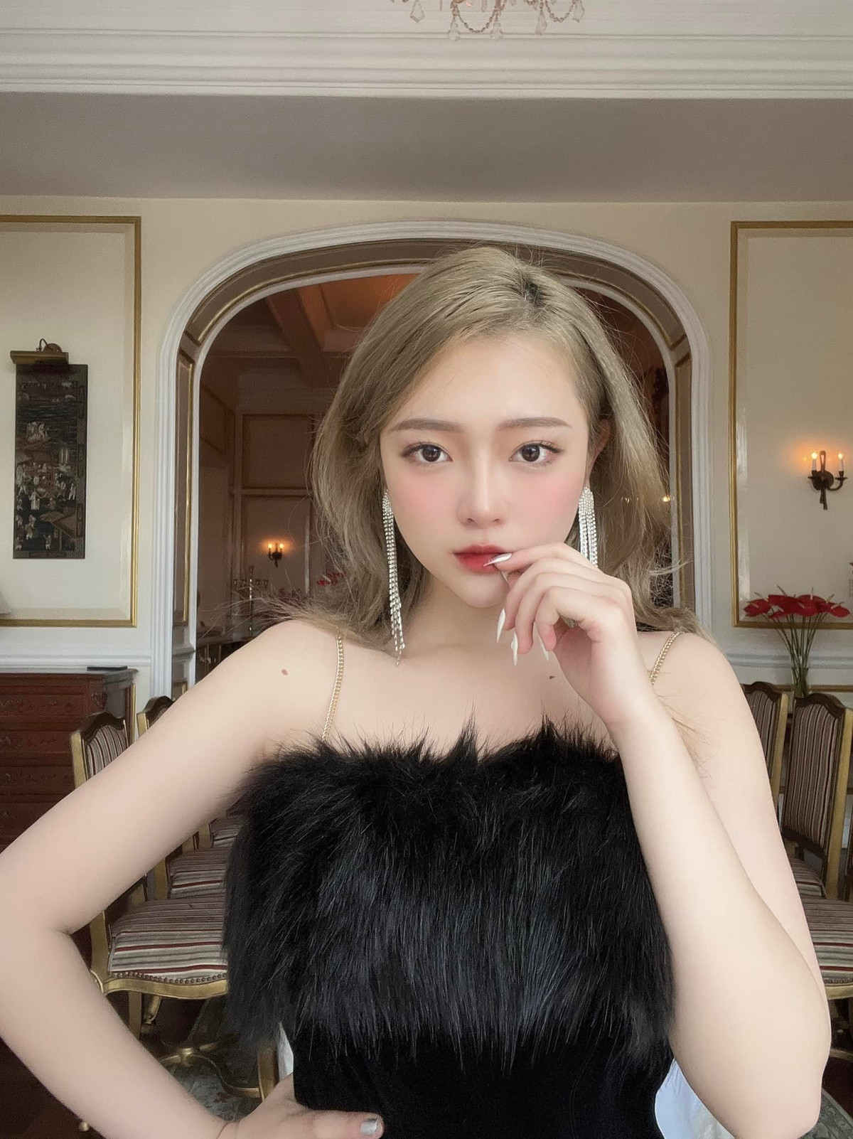 So với biệt danh "hot girl ảnh thẻ" trước đó, Linh Chi hiện tại đã trưởng thành hơn đặc biệt là về phong cách thời trang.