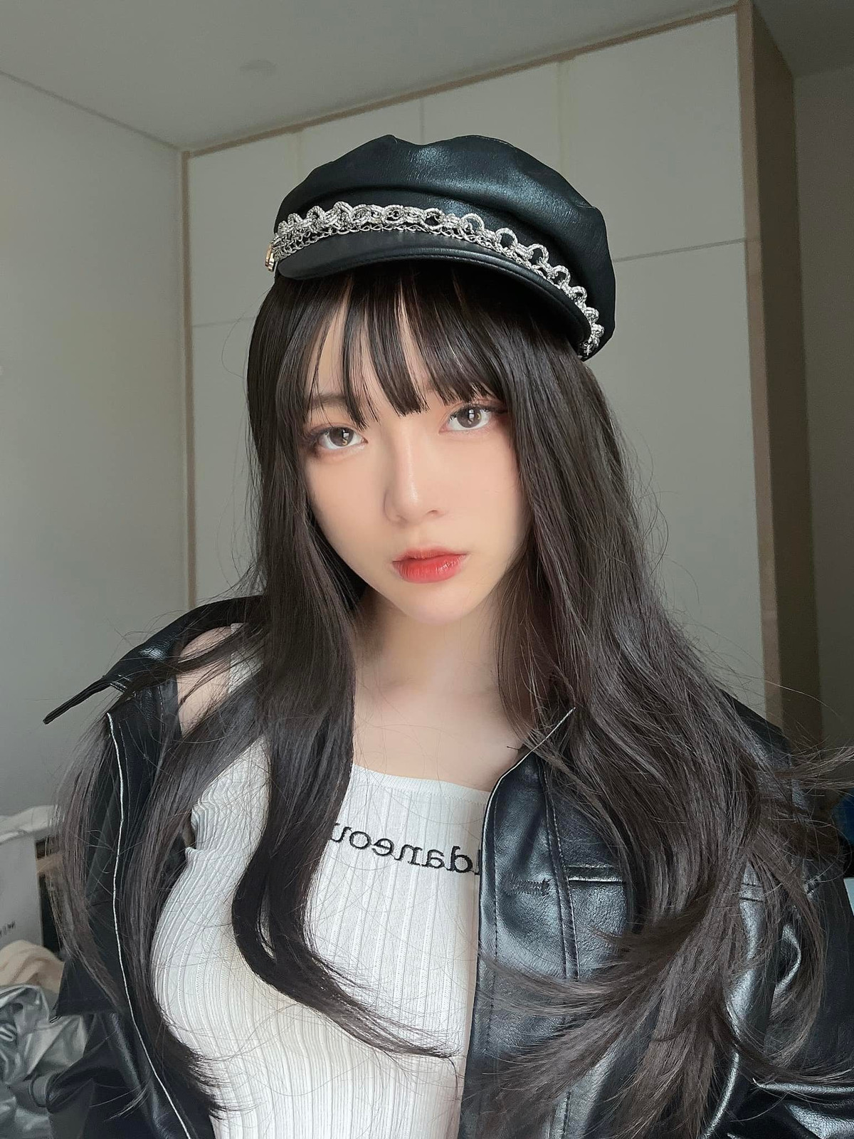 Cô nàng sở hữu vóc dáng nóng bỏng và không ngại đăng ảnh khoe dáng trên trang cá nhân.