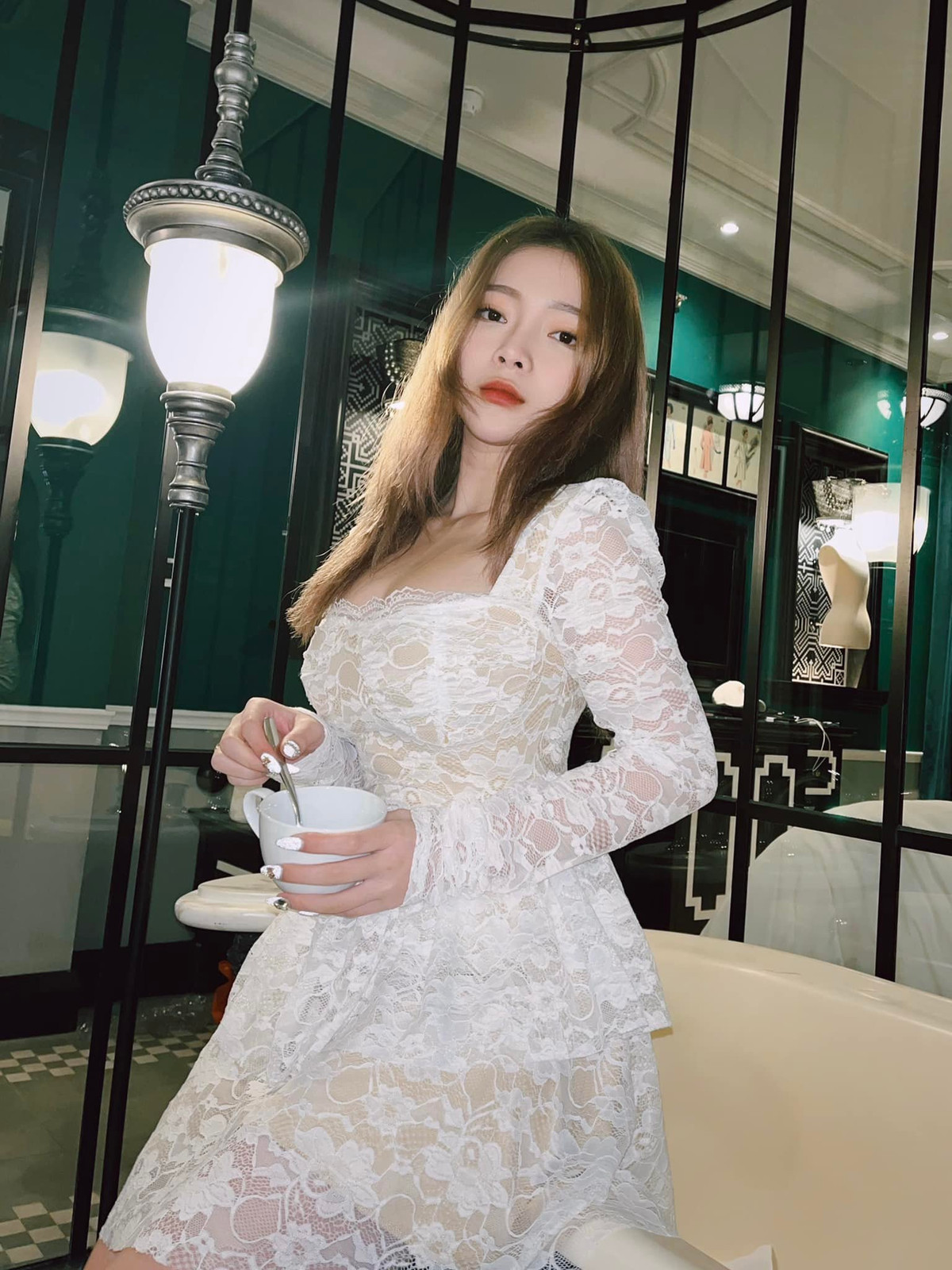 Cô đặc biệt yêu thích những kiểu trang phục tôn được lợi thế hình thể đặc biệt là vòng 1 đầy đặn.