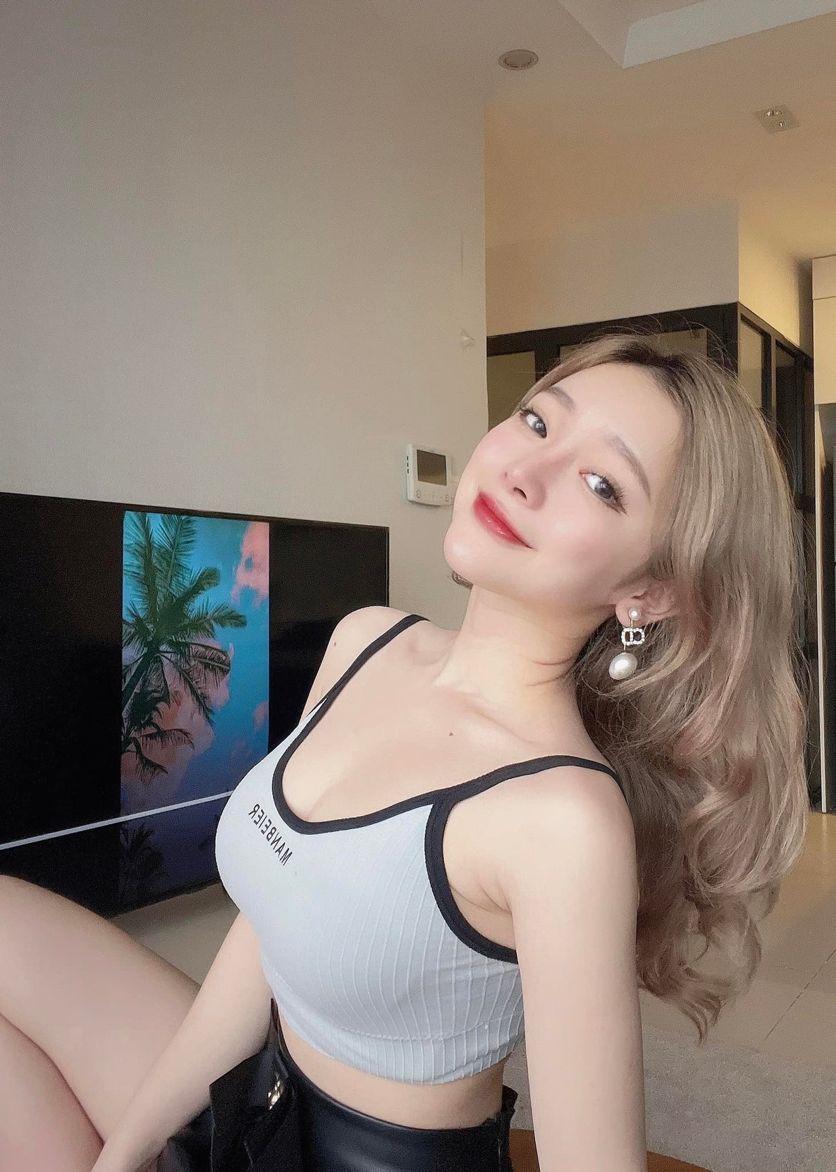 Chẳng những xinh đẹp, nàng hot girl 10x còn gây ấn tượng với thành tích học tập tốt.