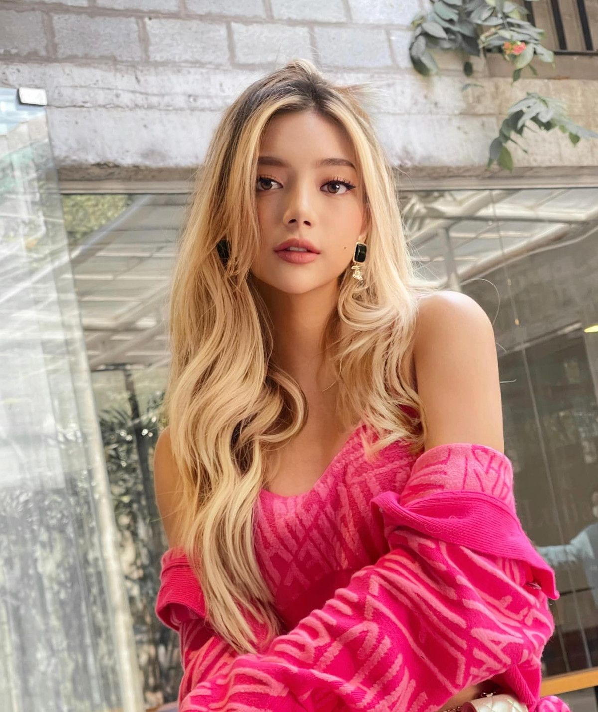 Thân hình săn chắc nhờ tập võ và tập gym lâu năm giúp "nàng tiểu thư RMIT" thoải mái lăng xê bất kỳ xu hướng thời trang nào.