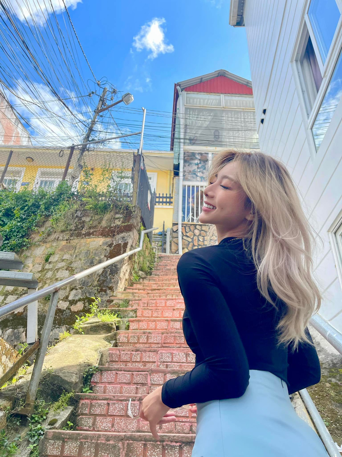 Năm 2018, con gái chưởng môn Vịnh xuân gây chú ý khi xuất hiện trong phim sitcom Ngôi sao khoai tây phiên bản Việt và vai phụ trong phim điện ảnh Ông ngoại tuổi 30. Thời điểm ấy, diễn xuất của cô bị đánh giá gượng gạo, thiếu kinh nghiệm.